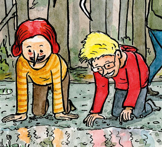 Kinder schauen in Pfütze