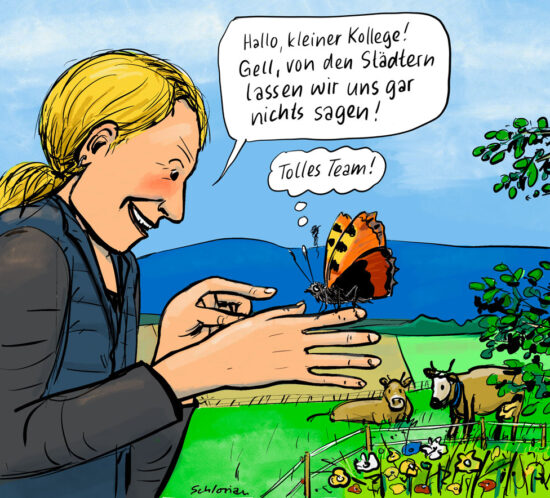 Landwirtin im Gespräch mit Schmetterling